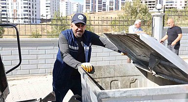 Temizlik esnasında bulduğu çantanın içerisinde 600 bin liralık döviz ve altın çıktı, sahibine ulaştırdı