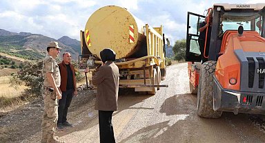 Tercan'da Kemerçam köyü yolunda asfalt çalışması