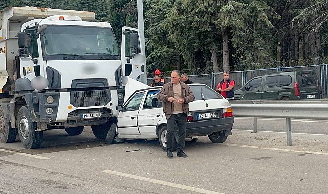 Ters yöne giren otomobil hafriyat kamyonunun altına girdi