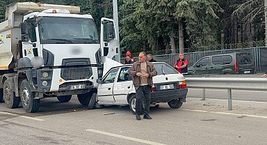 Ters yöne giren otomobil hafriyat kamyonunun altına girdi