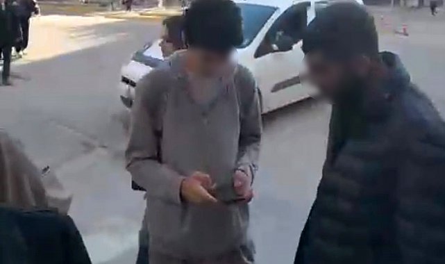 Tespih sattığını iddia ederek öğrenciden para talep eden şahıs kamerada