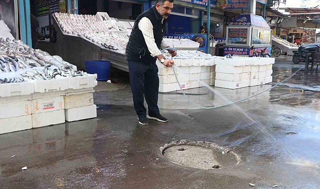 Tıkanan kanalizasyon giderini kendi açan esnaf ASKİ'ye tepki gösterdi