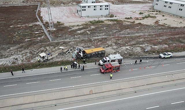 Tır, demir yüklü kamyona çarptı: 1 ölü, 1 yaralı