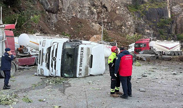 Tır parkında yamaçtan kopan dev kaya parçaları can aldı