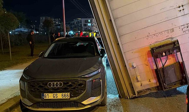 Tırın kafasından ayrılan dorse yola devrildi: 3 araç kıl payı kurtuldu