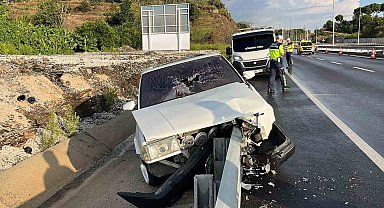Tofaş otomobil, demir bariyerlere ok gibi saplandı, sürücü yaralandı