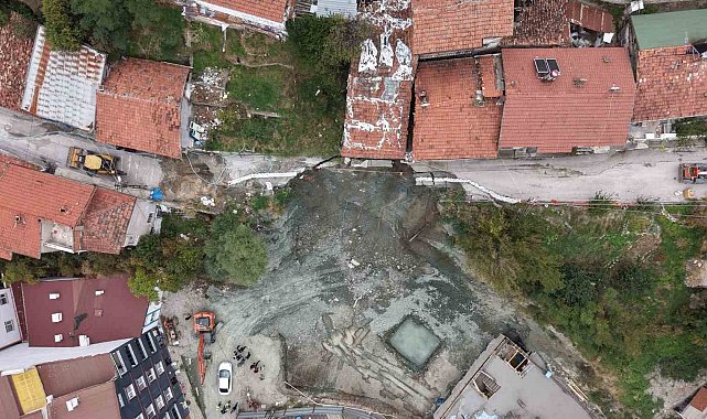 Tokat'ta inşaat alanının yanındaki yol çöktü, iki katlı apartman boşaltıldı