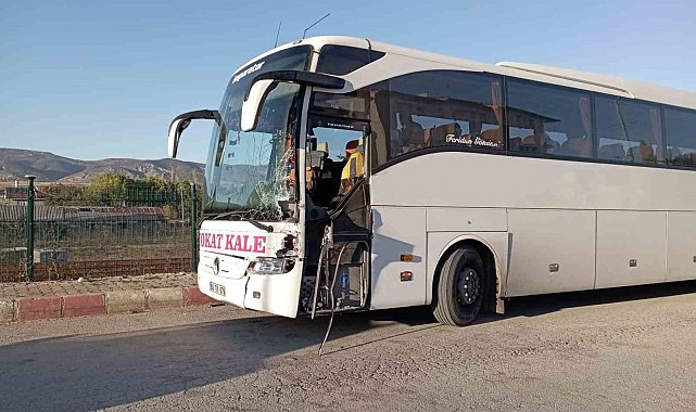 Tokat'ta otobüs ile traktör çarpıştı: 1 yaralı