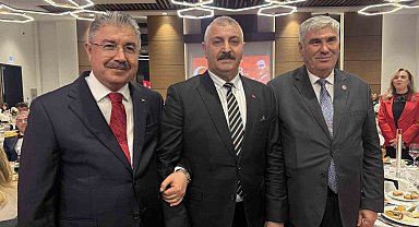 Tören alanında tepki gösteren şehit babası ile Vali Yılmaz resepsiyonda bir araya geldi