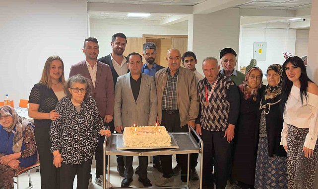 Tosya'da huzurevi sakinleriyle yaş pasta kesildi