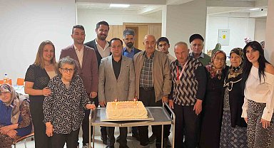 Tosya'da huzurevi sakinleriyle yaş pasta kesildi