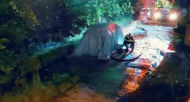 Trabzon'da park halindeki elektrikli otomobil gece yandı