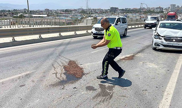 Trafik güvenliğini sağlamak amacıyla yağ dökülen yola avuçlarıyla kum taşıyan polis takdir topladı