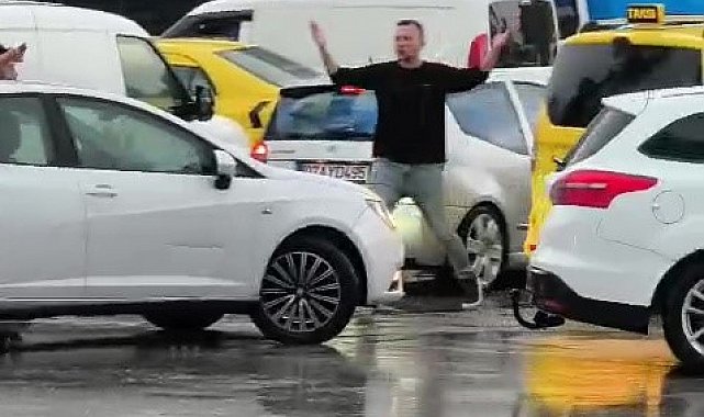 Trafik kilitlendi, sıkışan trafiği açmak için vatandaşlar devreye girdi
