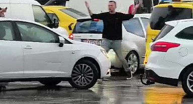 Trafik kilitlendi, sıkışan trafiği açmak için vatandaşlar devreye girdi