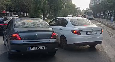 Trafikte tartışan iki sürücü, 180 bin liralık cezayı yememek için araçlarından inmedi