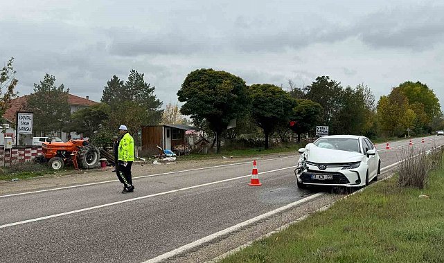 Traktöre çarpan otomobilin sürücüsü yaralandı
