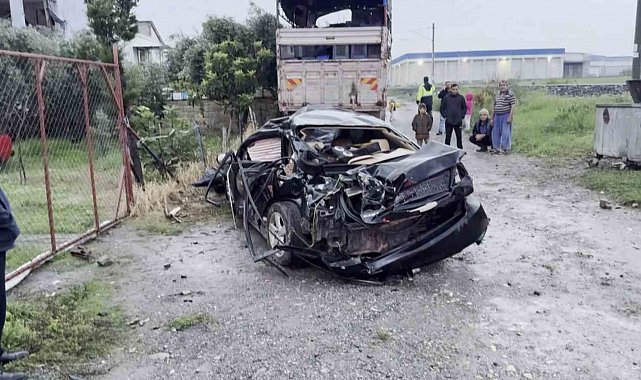 Trenin çarpmasıyla metrelerce sürüklenen otomobildeki anne öldü, oğlu yaralandı