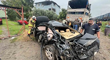 Trenin çarptığı otomobildeki 2 kişi yaralandı