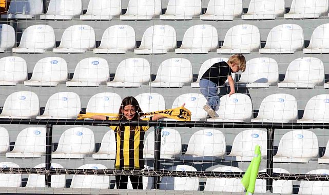 Tribünde tek başına, İstanbulspor aşkı mesafe tanımıyor