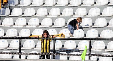 Tribünde tek başına, İstanbulspor aşkı mesafe tanımıyor