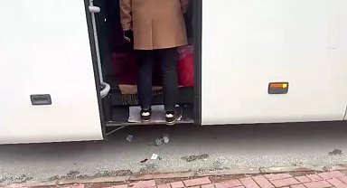 Tur otobüsünden atılan çöpler toplattırıldı