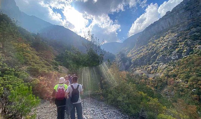 TURBELDAK üyeleri, Spil Dağı'nın tarihi patikalarında yürüdü