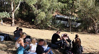 Turistleri taşıyan otobüs şarampole uçtu: 2 ölü 9 yaralı