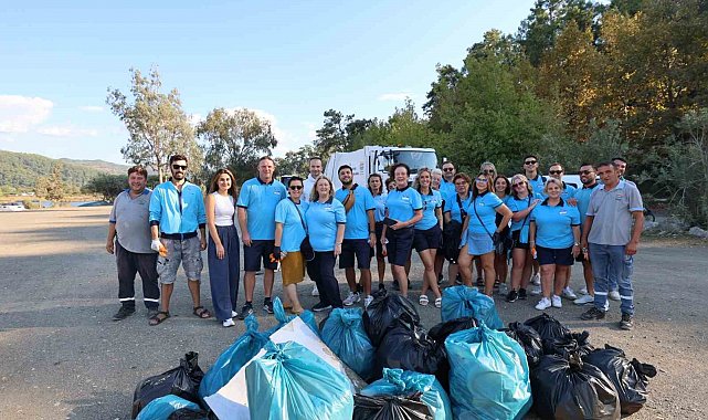 Turizm rehberleri ve belediye ekipleri Çamlı sahilini temizledi