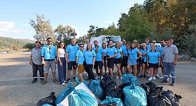 Turizm rehberleri ve belediye ekipleri Çamlı sahilini temizledi