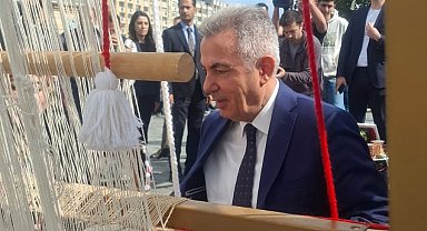 Türk bayrağı dokuma etkinliği başladı: İlk ilmek Vali Elban'dan