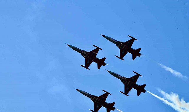 Türk Yıldızları'dan Fethiye semalarında nefes kesen prova