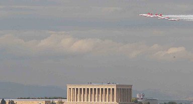 Türk Yıldızları'ndan Ankara semalarında prova uçuşu