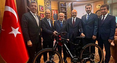 Türkiye Bisiklet Federasyonu heyetinden Devlet Bahçeli'ye ziyaret