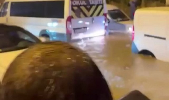 Ümraniye'de sağanak yağış nedeniyle araçlar suda mahsur kaldı