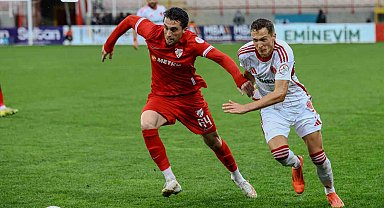 Ümraniyespor - Boluspor maçı yağmur nedeniyle yarıda kaldı