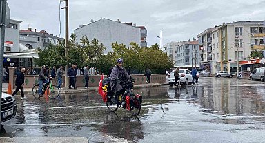 Umre ibadeti için bisikletle yola çıkan Tecimen: "Bu yola kendi fiziki gücüme güvenerek değil yüce rabbimin rahmetine sığınarak çıkıyorum"