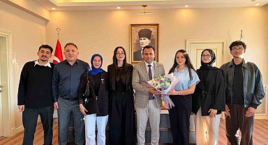 Üniversite öğrencileri fikirlerini Kaymakam Uzan'a aktardı