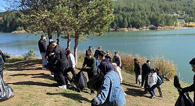 Üniversite öğrencileri hem manzaranın tadını çıkardı hem de tescilli gölette temizlik yaptı