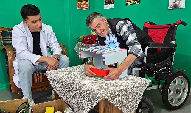 Üniversite öğrencilerinden huzurevinde kalan yaşlılara özel etkinlik