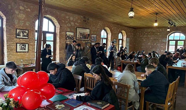 Üniversiteli öğrenciler tarihi Akbaş İlkokulunda kitap okudular