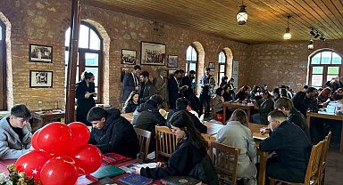 Üniversiteli öğrenciler tarihi Akbaş İlkokulunda kitap okudular