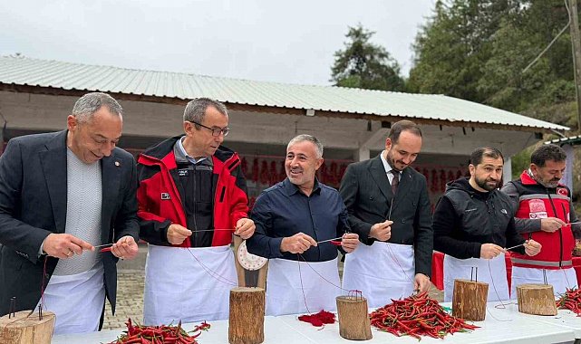 Ünlü Çukurören acı biberi yiyerek yarıştılar