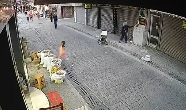 Unutulan gümüş dolu poşeti alıp götürdü: O anlar kamerada
