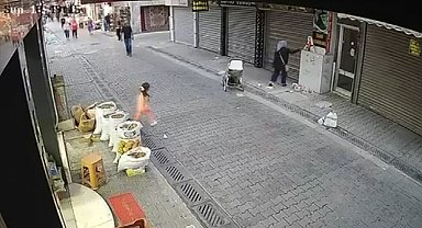 Unutulan gümüş dolu poşeti alıp götürdü: O anlar kamerada