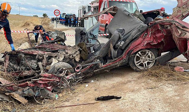 Uşak'ta kamyon ile otomobil çarpıştı: 3 ölü, 1 yaralı