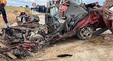Uşak'ta kamyon ile otomobil çarpıştı: 3 ölü, 1 yaralı