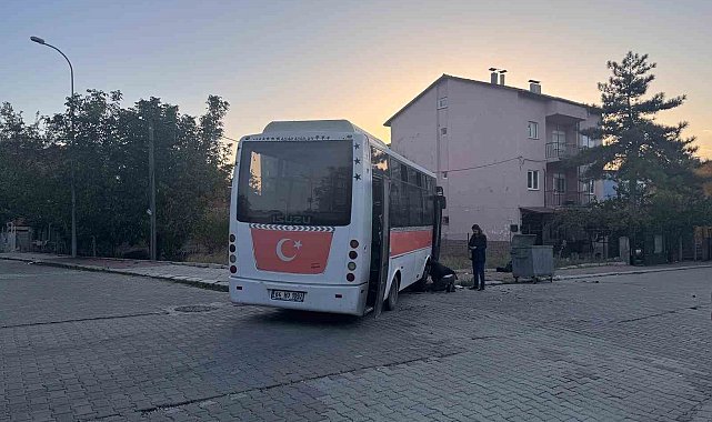 Uşak'ta midibüs ile otomobil çarpıştı: 4'ü çocuk 7 yaralı