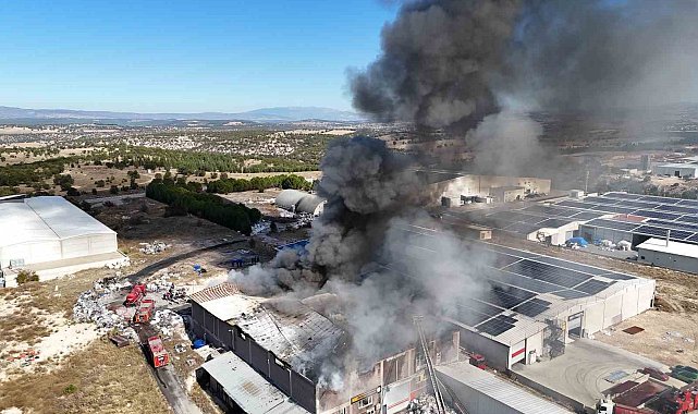 Uşak'ta tekstil geri dönüşüm fabrikasında çıkan yangın kontrol altına alındı