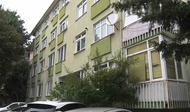 Üsküdar'da rögar patladı: Bodrum katını pis su bastı, apartman sakinleri yardım bekliyor